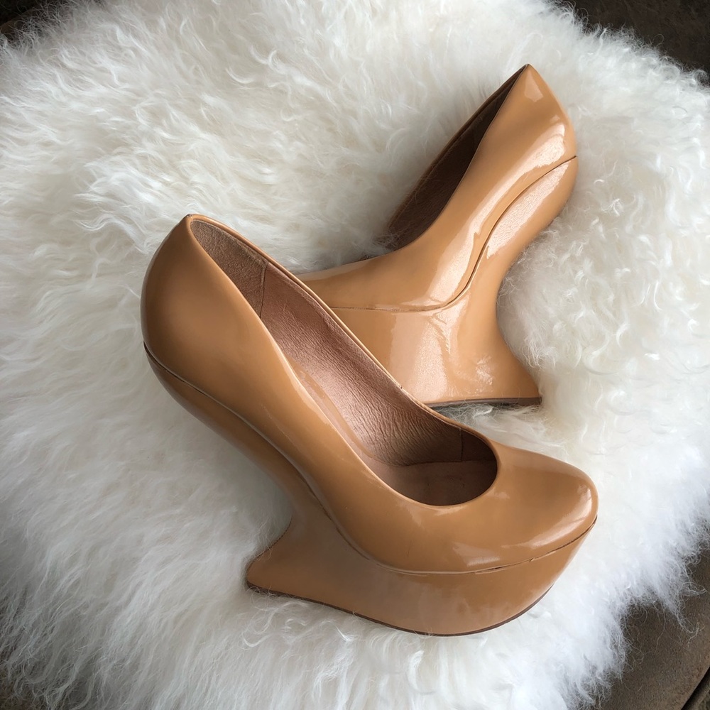 ALDO -7- Gorgeous Show Stopping Platform, Sexy-Sleek, Curvy Heel in peachy nude